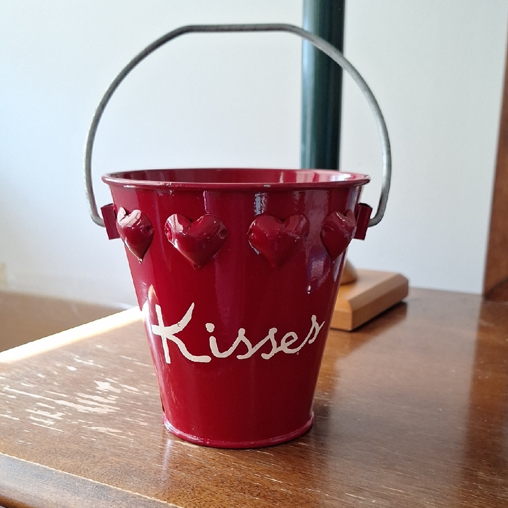 Kohl's Red Heart Kisses Bucket